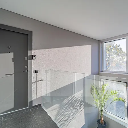 Oak Park Apartment *